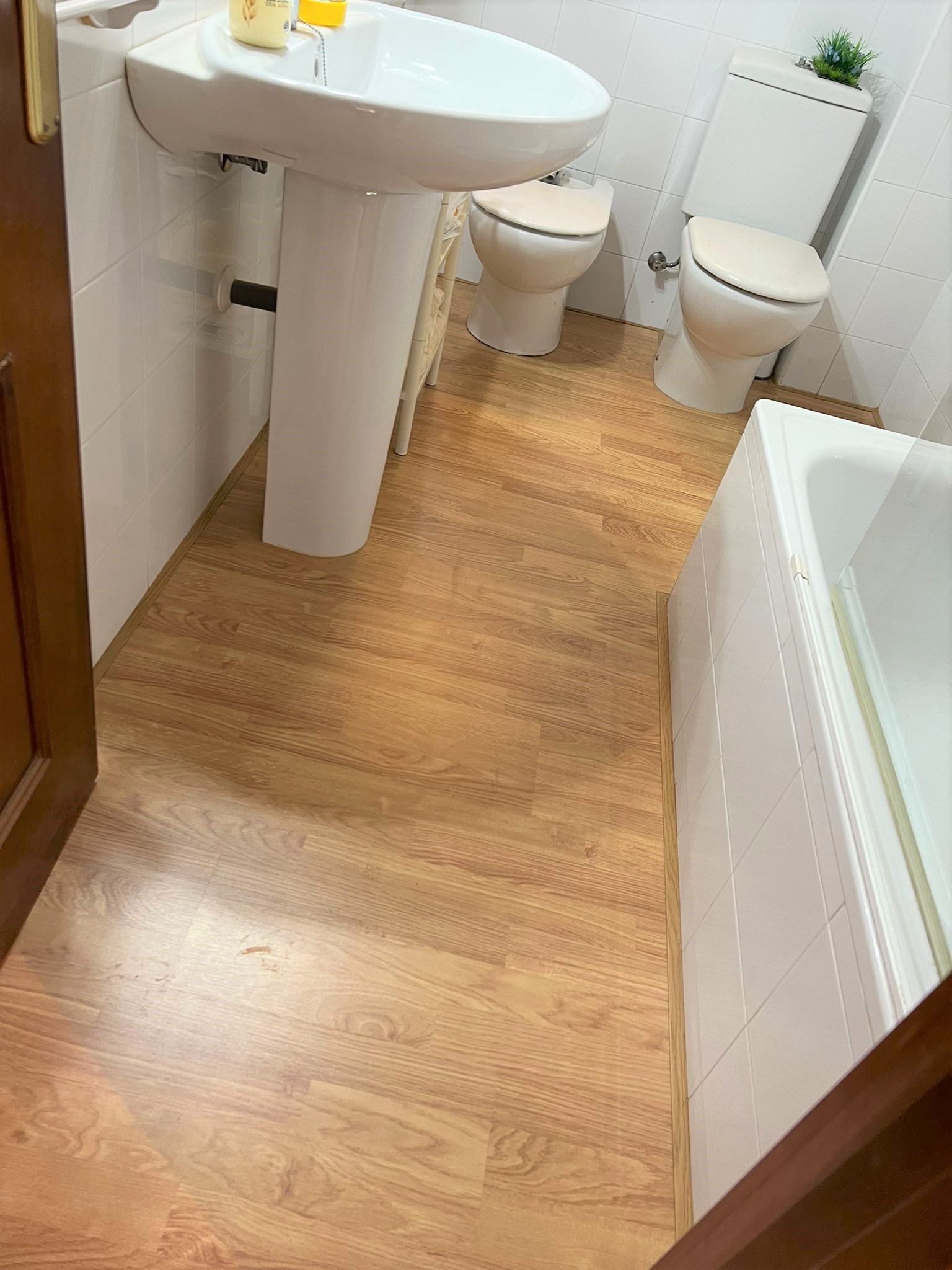 cuarto de baño con suelo laminado en Murcia